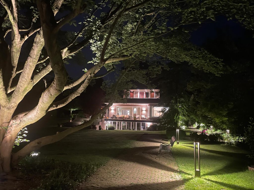 Professionelle Lichtwirkung im Außenbereich auf dem Weg zum Haus